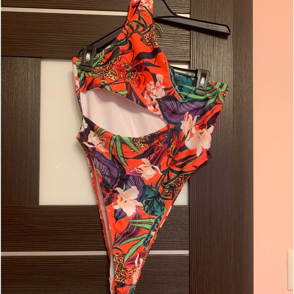 Missguided
Women's Swimsuit With Cut Out Detail, size 10 - Picture 3 of 4